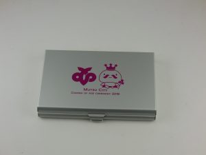 ネームカードケース・ミラー付きの名入れ成人式記念品